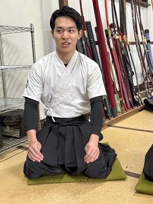 02_弓術部を選ばれた理由を語る主将の穴迫さん.jpg