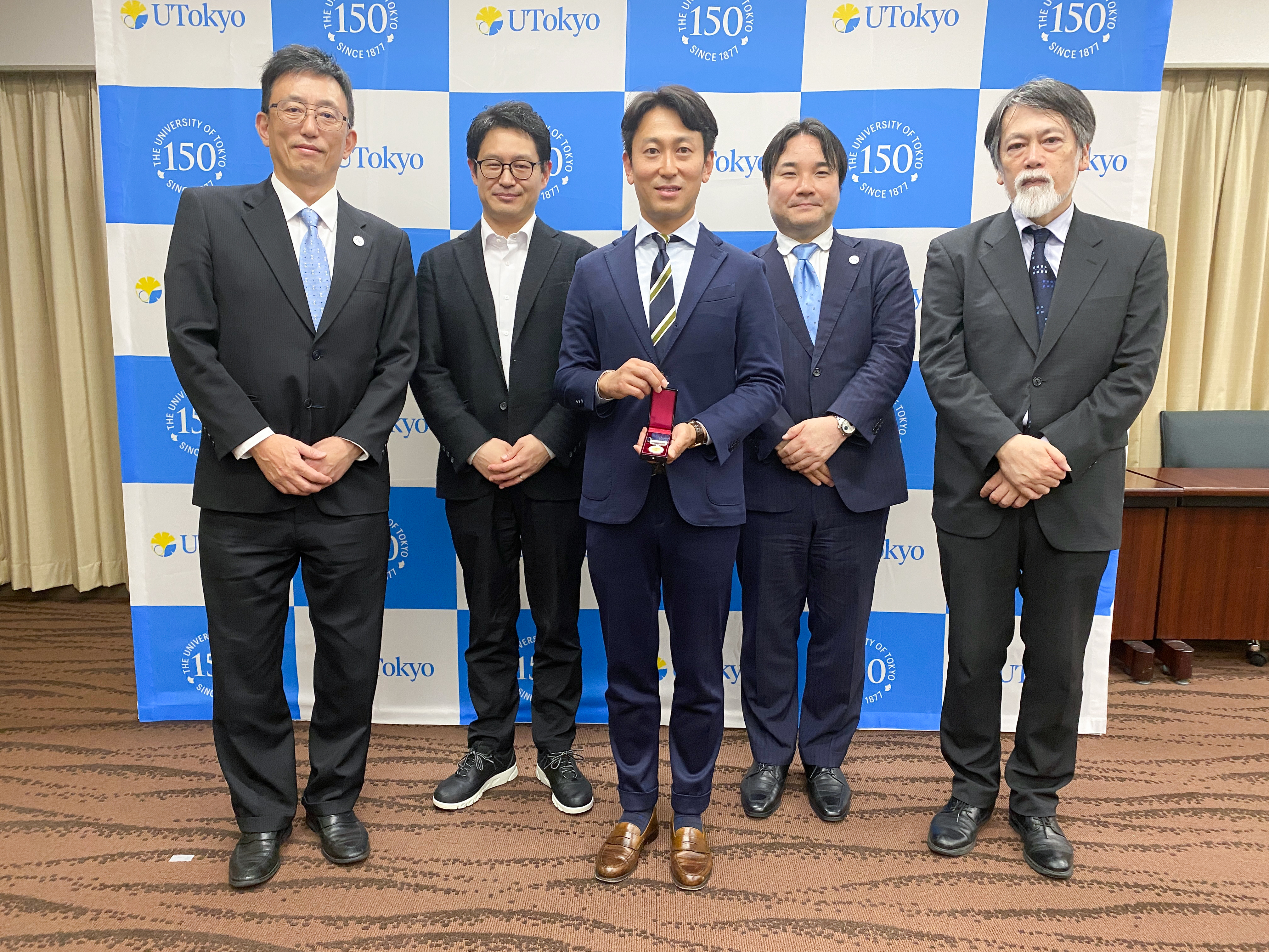 紺綬褒章の伝達の様子