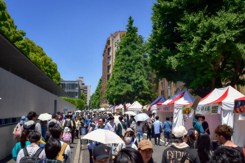1_来場者でにぎわう模擬店の様子.jpg