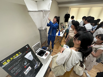 五月祭での説明の様子.png