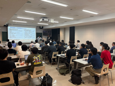 JAMSTECの深部探査船「ちきゅう」見学会に参加する大学院生.png