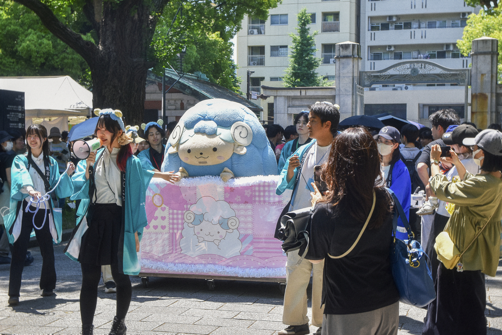 3_公式マスコット「めい」のパレードの様子.jpg