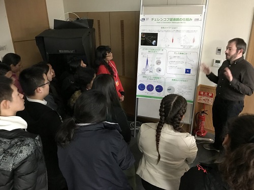 宇宙線の空気シャワーから出るチェレンコフ光について解説するMarcel研究員.jpg