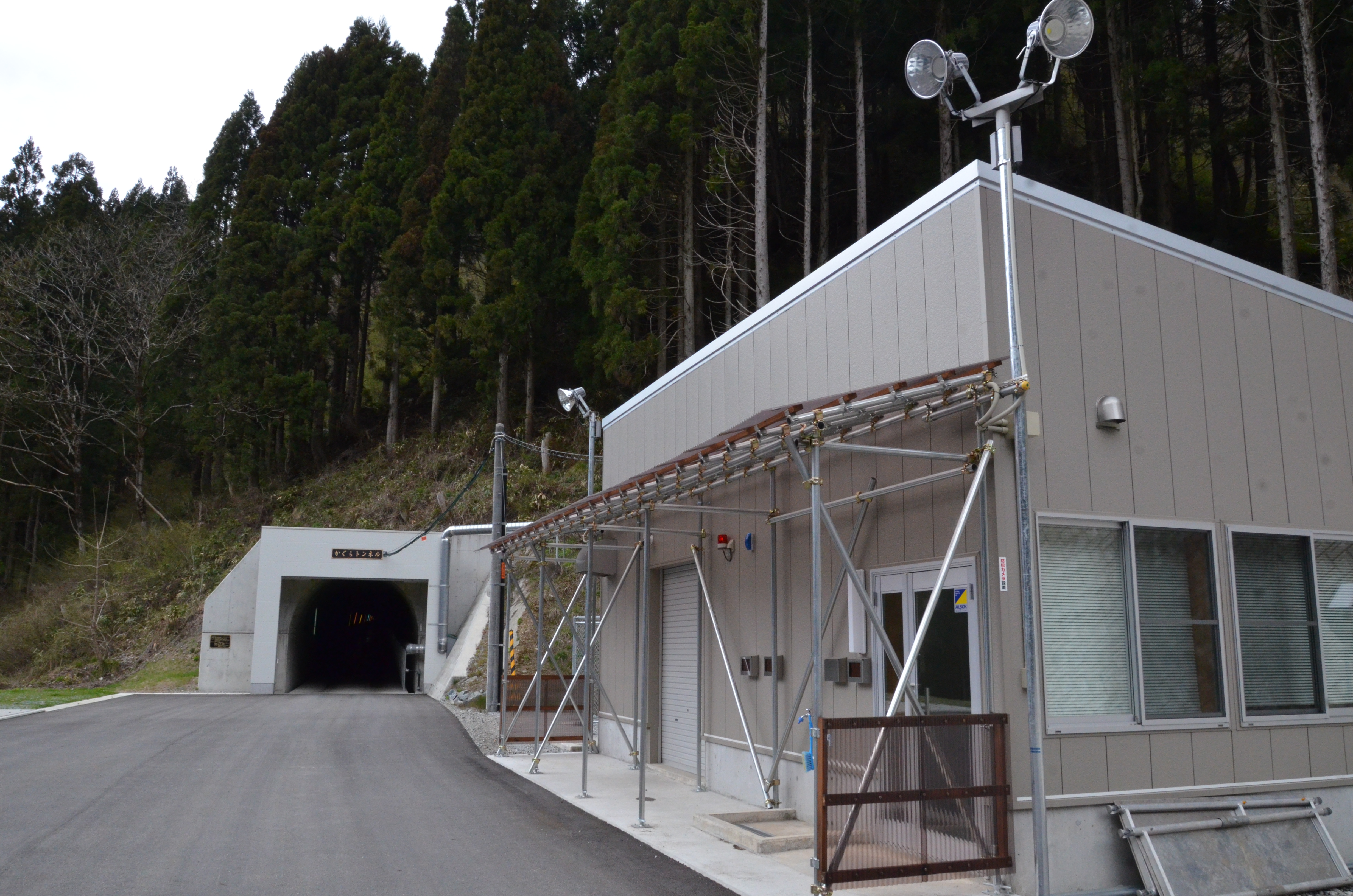 地下にあるKAGRA重力波望遠鏡につながるトンネルの入口。手前の建物は、坑内に外気を取り込むためのファン室と居室。