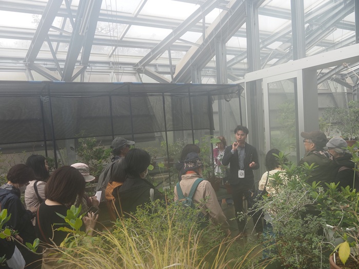 ④温室５号で小笠原の植物について解説する望月准教授.jpg